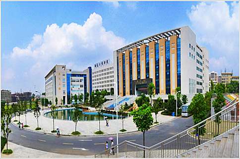 湖南工程職業(yè)技術(shù)學院位于湖南省長沙市，是一所國有公辦全日制普通高等院校。新建的報告廳/會議室按照會議培訓型標準進行設(shè)計，系統(tǒng)建成后會場聲場均勻，配套TM系列數(shù)字會議發(fā)言系列，高保真還原與會發(fā)言者現(xiàn)場聲音，達到廳堂類會議建設(shè)一級標準。一套中控系統(tǒng)的配置，在實際使用中，通過手機或平板即可開關(guān)機柜設(shè)備，投影機投影幕設(shè)備及照明燈光窗簾等電子電動設(shè)備，帶來方便快捷的用戶體驗。會議室配置的無線U段數(shù)字會議發(fā)言系列，結(jié)合了會議室移動會議的特點，極佳保證會議效果。