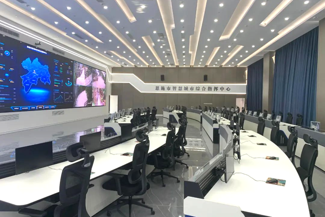 在恩施智慧城市綜合指揮中心的建設(shè)中，憑借優(yōu)質(zhì)的系統(tǒng)產(chǎn)品和豐富的智慧城市解決方案經(jīng)驗承建了該項目的多個區(qū)域智能化建設(shè)，以科技力量賦能恩施推進基礎(chǔ)治理體系和城市治理能力現(xiàn)代化。