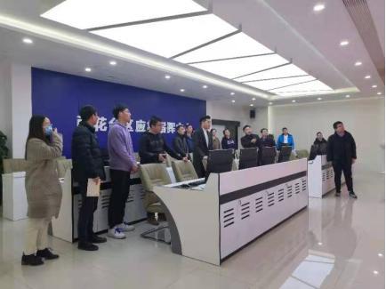 2020年到2021年，該區(qū)先后投資1500萬元建成區(qū)應(yīng)急指揮中心，整合區(qū)級各部門應(yīng)急平臺和資源系統(tǒng)，目前已初步實現(xiàn)應(yīng)急預(yù)案數(shù)字化、指揮調(diào)度可視化、處置資源共享化，具備城市風險源普查、?；窓z測預(yù)警、可視化應(yīng)急指揮調(diào)度、重大事故專家“同框會診”等功能，安徽省肥西縣、江蘇省鹽城市等地的同行紛紛慕名前來參觀學習。據(jù)該區(qū)應(yīng)急局局長王惠強介紹，“十四五”期間，他們還將下大力通過信息化推進應(yīng)急管理現(xiàn)代化，提高監(jiān)測預(yù)警能力、監(jiān)管執(zhí)法能力、輔助指揮決策能力、救援實戰(zhàn)能力和社會動員能力，明年將再次投資1000萬元用于推進“九小場所”安全管家項目和用電安全監(jiān)管服務(wù)系統(tǒng)（試點）項目，積極探索智慧安防工作運用和推廣