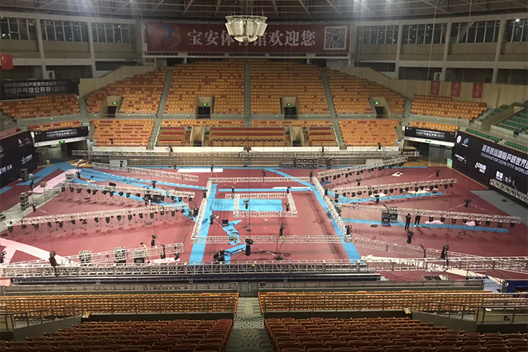 寶安體育館位于深圳市新中心區(qū)城市景觀主軸線上，是新中心區(qū)三大標志性建筑之一。寶安區(qū)體育中心是寶安區(qū)政府投資興建的綜合公益性體育場地設(shè)施，包括體育館、體育場、游泳場館，總投資規(guī)模約16.93 億元 人民幣，總占地面積約21.33 萬平方米，主要設(shè)施有：全民健身廣場、羽毛球館、室內(nèi)外籃球場、室內(nèi)外旅游場館、網(wǎng)球場、足球場、 田徑場地。